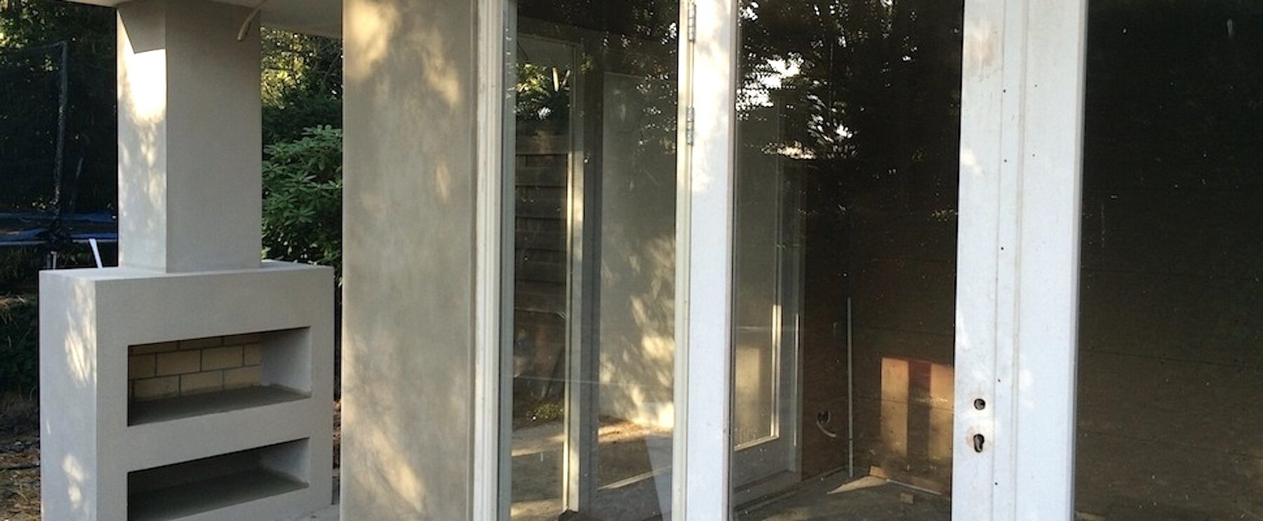 Gestuukte buitenmuur en buitenhaard