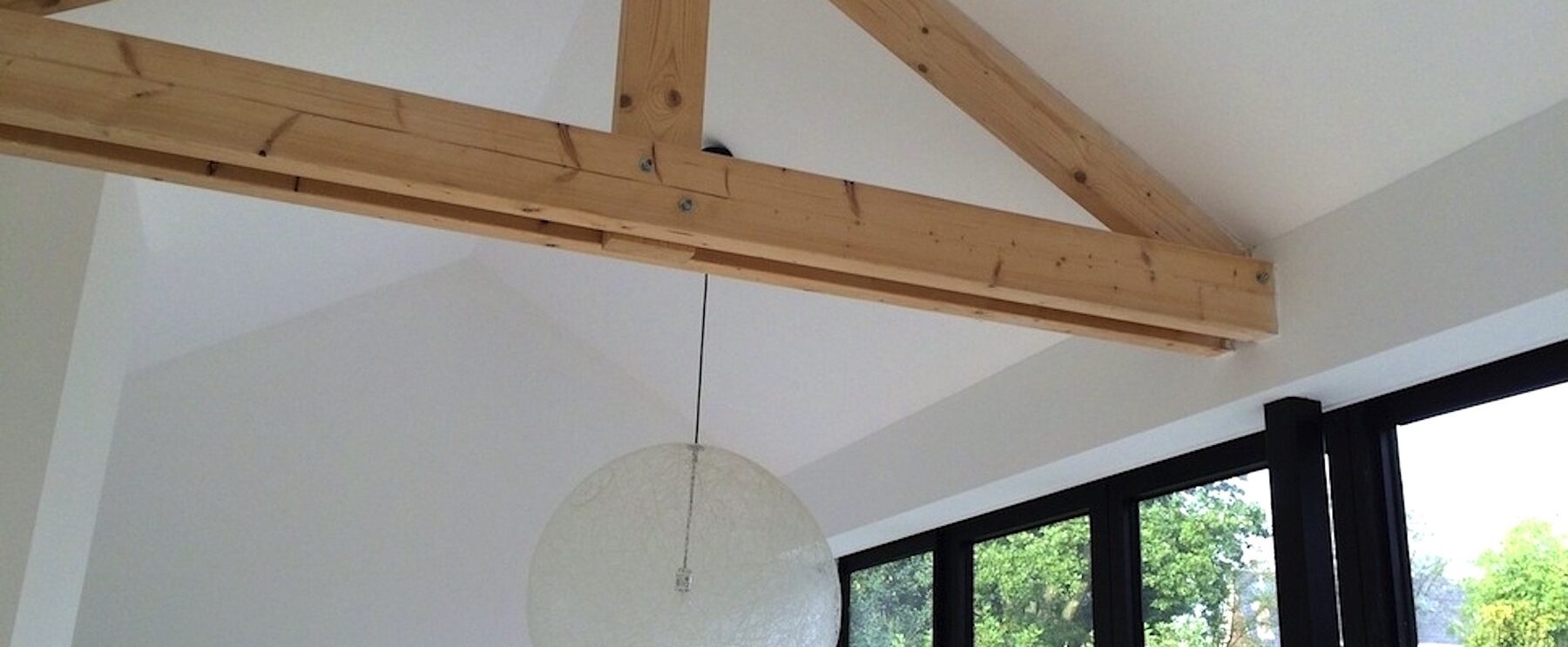 Gestuukt plafond met houten spanten